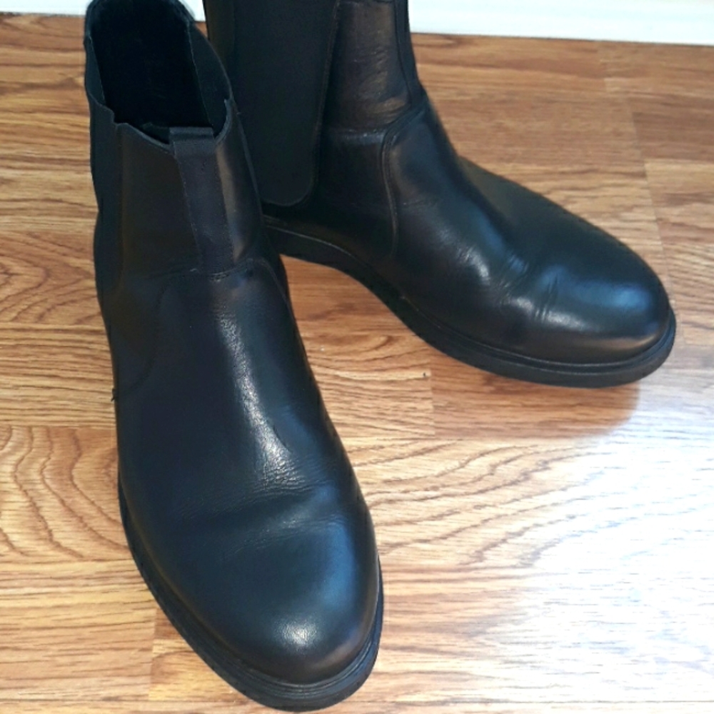 Hudson London black leather Chelsea boots. Size 8